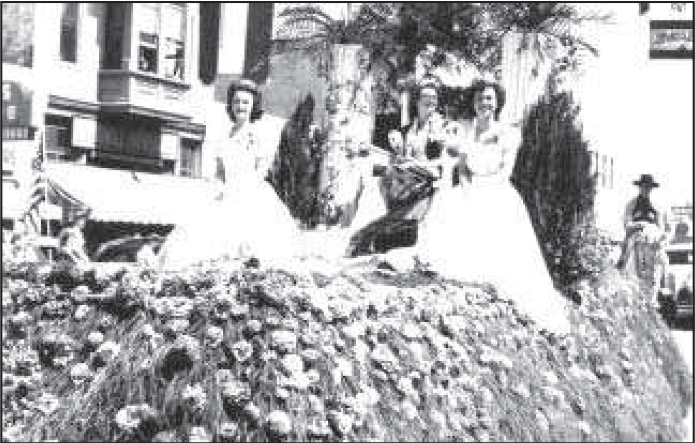 GRAPE DAY QUEEN AND COURT ON PARADE FLOAT 1941