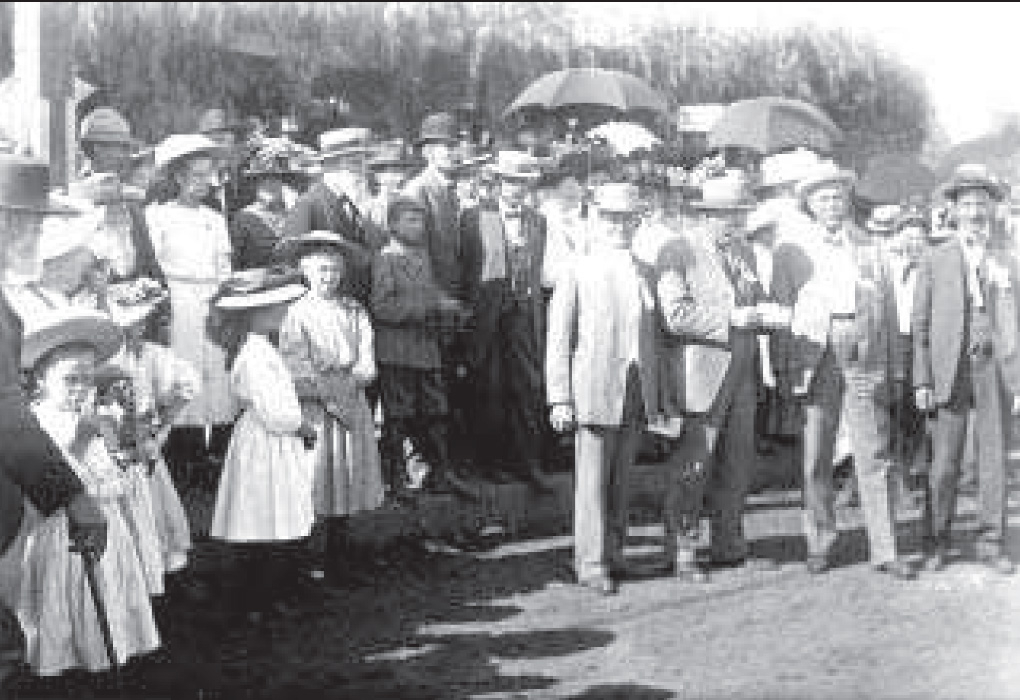GRAPE DAY COMMITTEE IN FRONT OF THE CROWD 1908