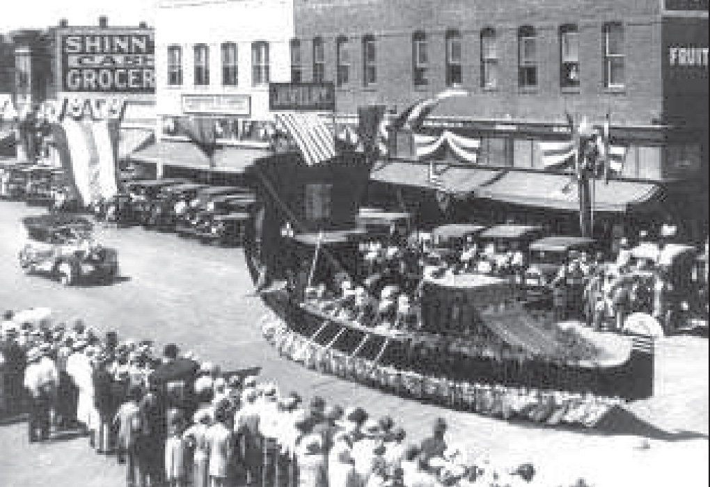 QUEENS FLOAT IN THE GRAPE DAY PARADE, 1926