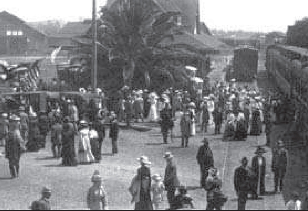 TRAIN PASSENGERS ARRIVING FOR GRAPE DAY 1908